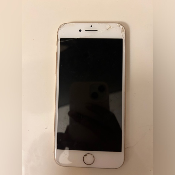 iPhone 8 rose gold! Slightly cracked - Picture 4 of 5